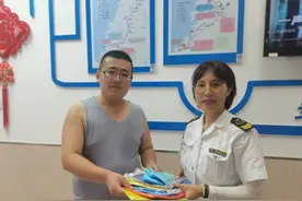 公交司机雨中送伞，时隔多日受助乘客送来“回报”图片