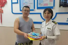 公交司机雨中送伞，时隔多日受助乘客送来“回报”图片