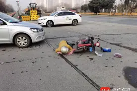 边开车边和朋友聊天，下一秒直接撞翻电动车图片