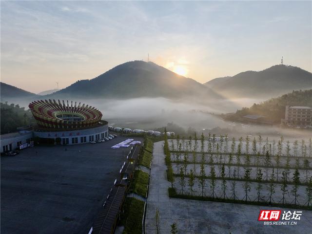 高清湖南丨隆回绝美剪影：晨雾轻拥花瑶大剧场