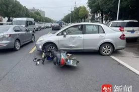 小轿车掉头不观察，与直行电动车相撞被判担全责图片