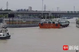 精心护航，“长三角101号”顺利通过常州前黄船闸图片