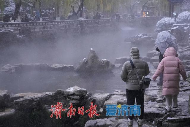 一年四季 泉在济南丨雪润泉城 护城河上演冬日仙境