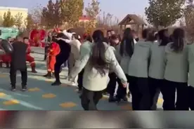 消防员与幼儿园老师拔河，拼尽全力赢下比赛，队长：你们一点也不懂得怜香惜玉图片