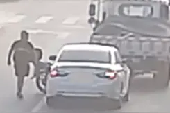 轿车撞人后肇事逃逸，"摩托哥"怒追2公里拦截，警方：肇事车是偷的，肇事者无证驾驶图片