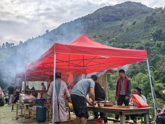 不止美景！南美乡双节爆火：“多依节”嗨翻糯达草场，挂蜂崖秘境成“天然氧吧”