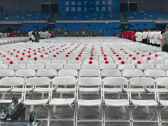 开学典礼座椅标签引争议 武大回应