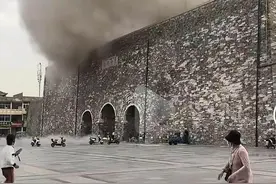 居民称凤阳鼓楼去年因漏水重新做防水、更换瓦片图片