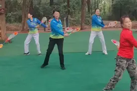 这群柔力球“奶奶”真会玩，“双球双拍”舞出新花样图片