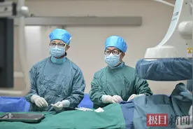 女孩体重莫名暴增，专家在颅内找到“关键证据”，她术后半年瘦了27斤图片
