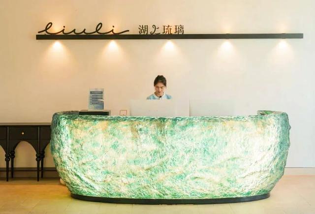 民俗风情邂逅现代派对，湖上琉璃“魔法之夜”点亮东湖