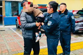 甘孜3岁猛娃独自出门打车找爸妈，还学着大人样子招手拦车，所幸遇到热心人图片