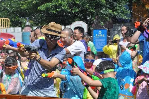 泼水电音+啤酒焰火！看白河如何引爆暑末终极狂欢……