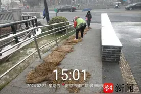争分夺秒保出行，南京全市各区城管持续奋战扫雪除冰图片