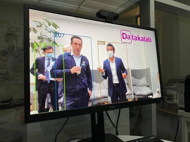 苹果截胡马斯克抢到 AI 人才，想给 HomePod 加个「智慧眼」
