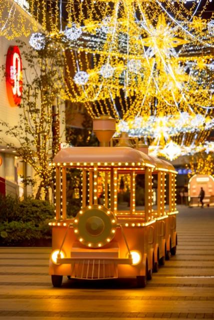 1500㎡户外冰场开放、国际级冰上舞台剧中国首秀…这个冬季，西岸梦中心打造“奇幻水岸嘉年华”