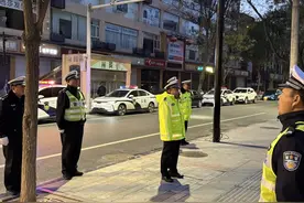 【冬季行动】【“五街六巷”交通秩序专项整治】“五街六巷”交通秩序整治 临汾公安交警再发力图片