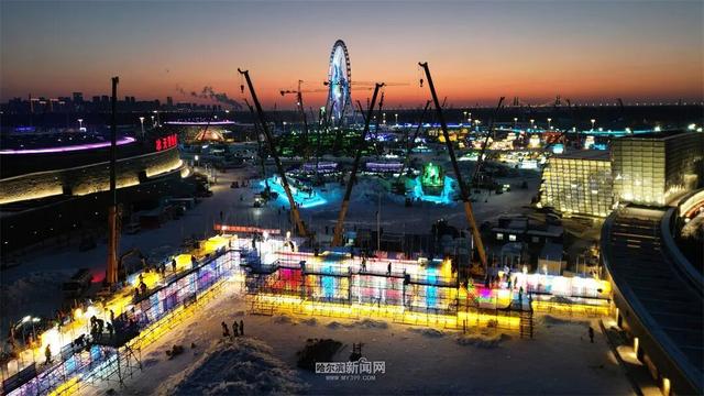 施工正酣！冰雪大世界超级冰滑梯初显“长城”雄姿