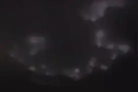 成都现不明发光物！好似“飞龙在天”图片