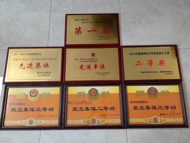 领奖现场，他们只能藏在“马赛克”背后