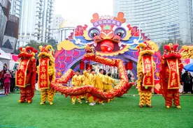 感受《繁花》年代南京路、进博“销冠”回归...南京路上演别样新年市集图片