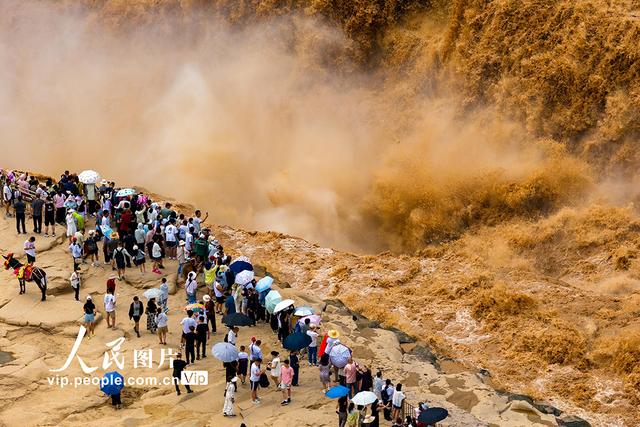 陕西延安：黄河壶口瀑布壮美景色引客来