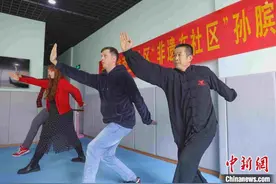 山东青岛：外国友人“沉浸式”体验中华传统武术图片