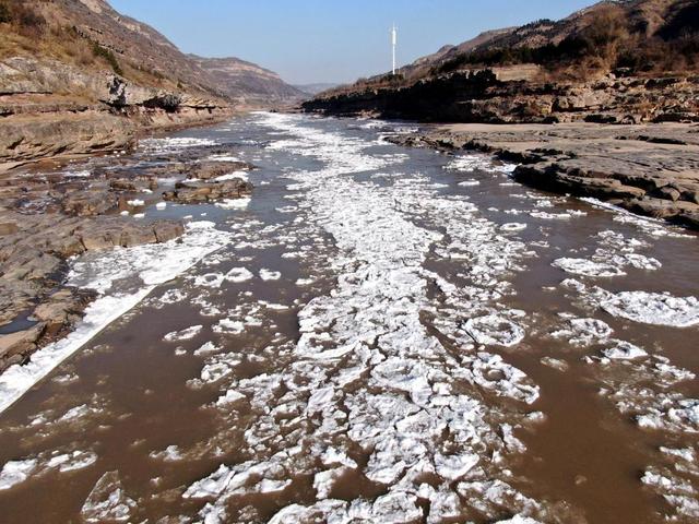 黄河壶口瀑布现冰挂流凌景观
