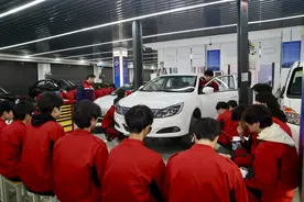 “党旗红”引领“技能蓝” 郑州技师学院“党建+”赋能学校全方位高质量发展图片