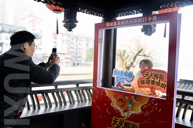 爆满！今天无锡这里排起长队