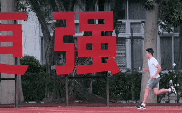 “亚洲飞人”苏炳添完成职业生涯最后一战，领衔广东队夺得全运会男子百米接力赛第四名，湖北队获金牌