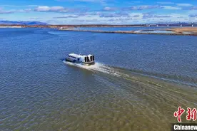 黑龙江同江开通气垫船旅客运输 5分钟直达俄罗斯图片