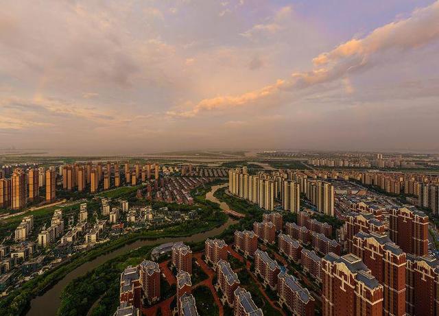 镜头丨雨后放晴 中新天津生态城现彩虹夕阳同框美景