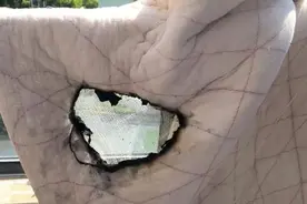 芜湖一男子乱扔烟头，将楼下被子烧着了！图片