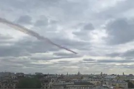 俄媒：胜利日空中阅兵彩排在莫斯科举行，战机编队拉出俄罗斯国旗颜色彩烟图片