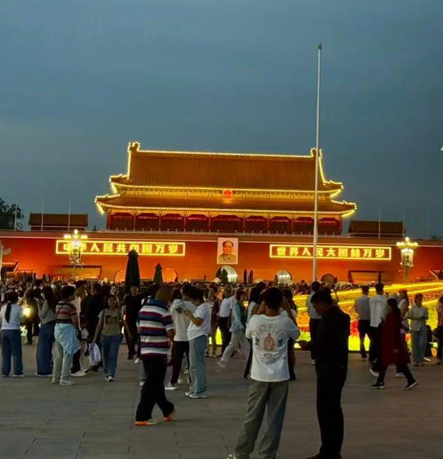 天安门广场大花篮亮灯，观花人如潮