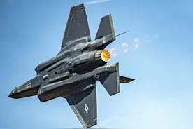 刚上任一天，加拿大总理要求审查购买美国F-35战机的计划图片