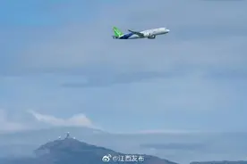 好靓！国产大飞机首次翱翔香港上空图片