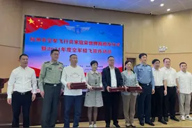​中国空军为杭州5个家庭颁发荣誉牌匾！2024年空军招飞已启动图片