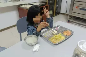 走失女童派出所里唱歌画画  因为警察蜀黍个个和蔼图片