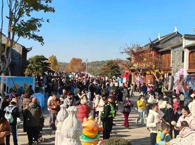 栖霞山人气爆棚，红叶超长待机！@友友们，错峰更有乐趣哦~