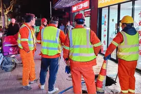 污水管道严重堵塞？他们连夜疏通→图片