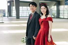武汉95后新人坐地铁接亲，新娘：无婚车无婚庆，希望结婚回归到本身的意义图片