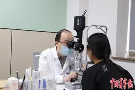 高考生扎堆做近视手术，专家提醒不能一劳永逸图片