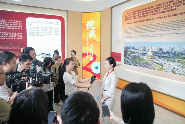 韦朝晖秘书长接受境外媒体看广西采访团联合采访