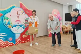 “穿越时空”重温儿时游戏，这群老人乐享多彩重阳！图片