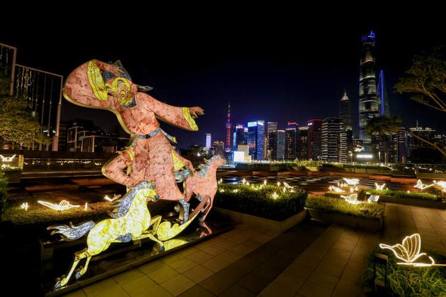 豫园灯会：从九曲桥畔的“山海旷野”，到外滩江岸的现代风华！六大灯区闪耀上海最正宗的“年味”路线|新春闹灯会·古镇过大年⑨