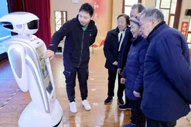 情绪价值为你拉满！养老情感陪护机器人“裴裴”上线图片