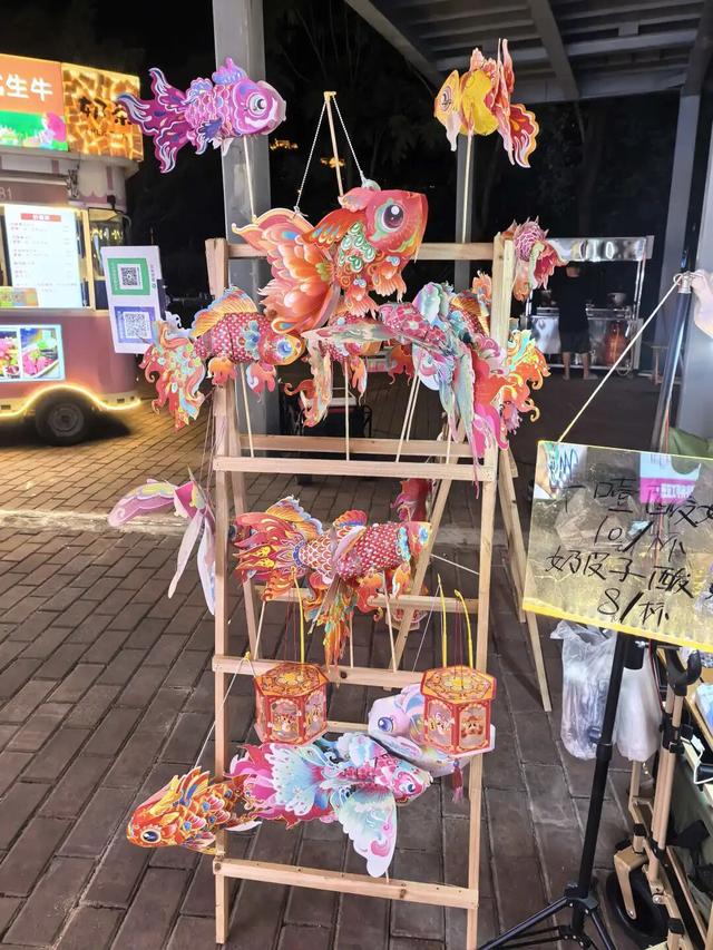 柳北烟火 |中秋夜！凤凰岭大桥把月亮「挂」在侗族飞檐下，邀你桥边赏月光、啃烤串，解锁3种神仙赏月姿势