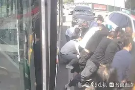 “济南老师儿”抬车救人！街头突发这一幕太热血图片